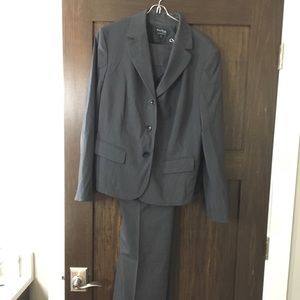 2 pieces suit. Dark grey.